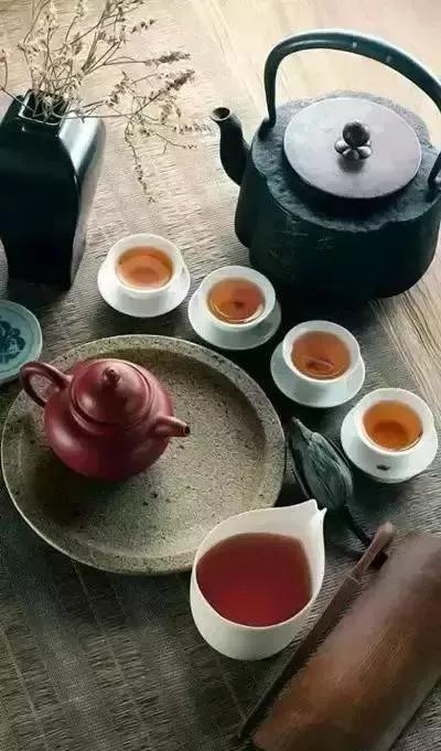 豆包秋天喝什么茶养生啊?入秋之后空气干得嗓子痒、皮肤紧，选对养生茶直接把秋燥的不