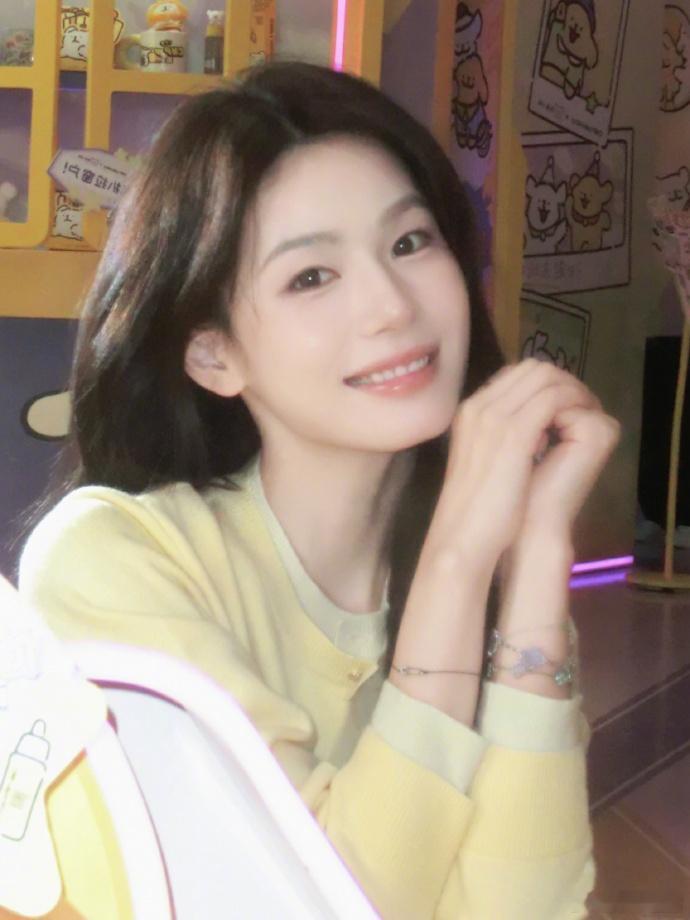 周芯竹带货主播  周芯竹常驻新综艺 从恋综的甜美小仙到带货主播的实力担当，周芯竹
