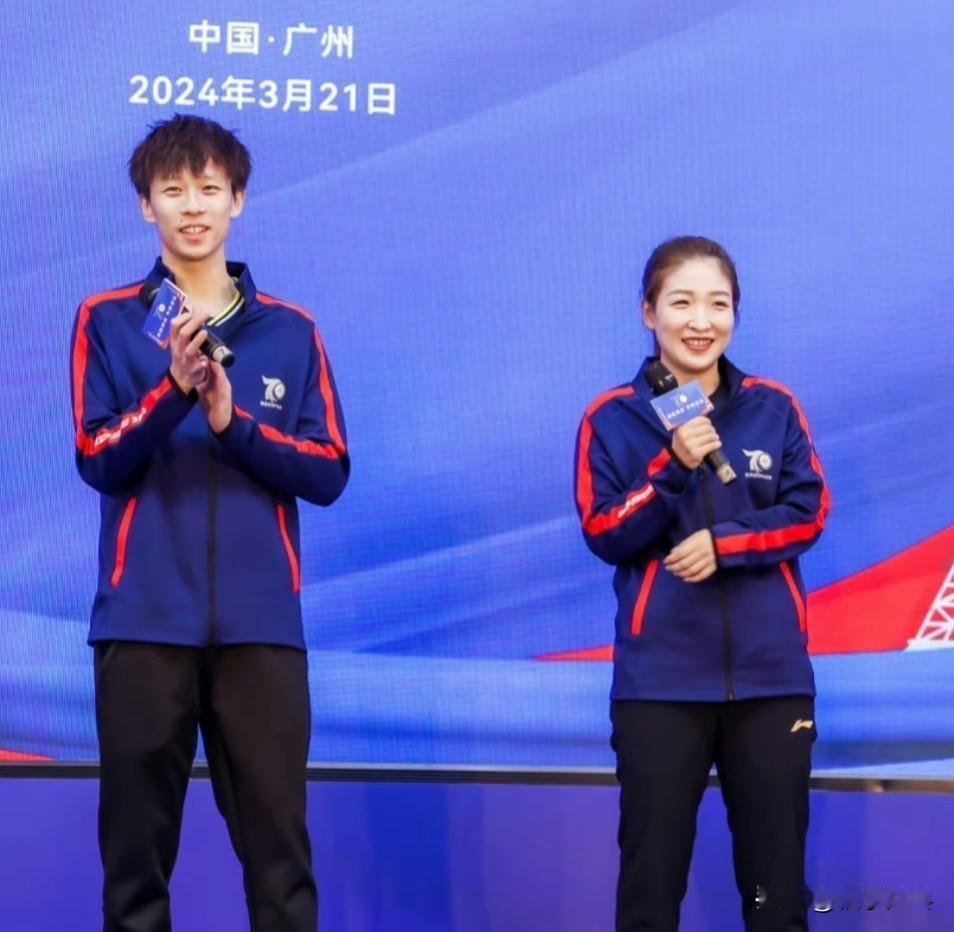 “诗与远方”同框太养眼了
北京时间3月21日，林高远和刘诗雯出席双鱼活动，双鱼球