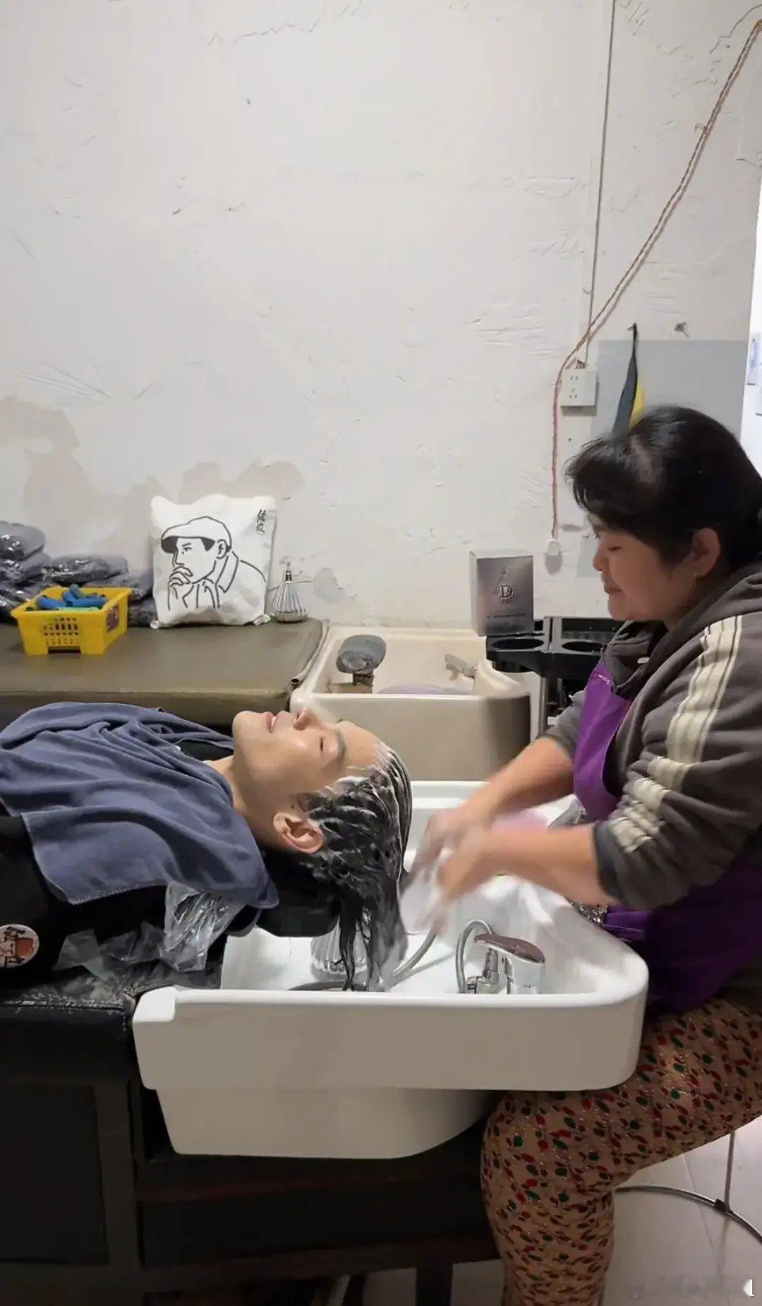 向佐带着直播团队和产品去“剪头发”，本身就是一场直播秀啊[摊手][摊手]晓华能做