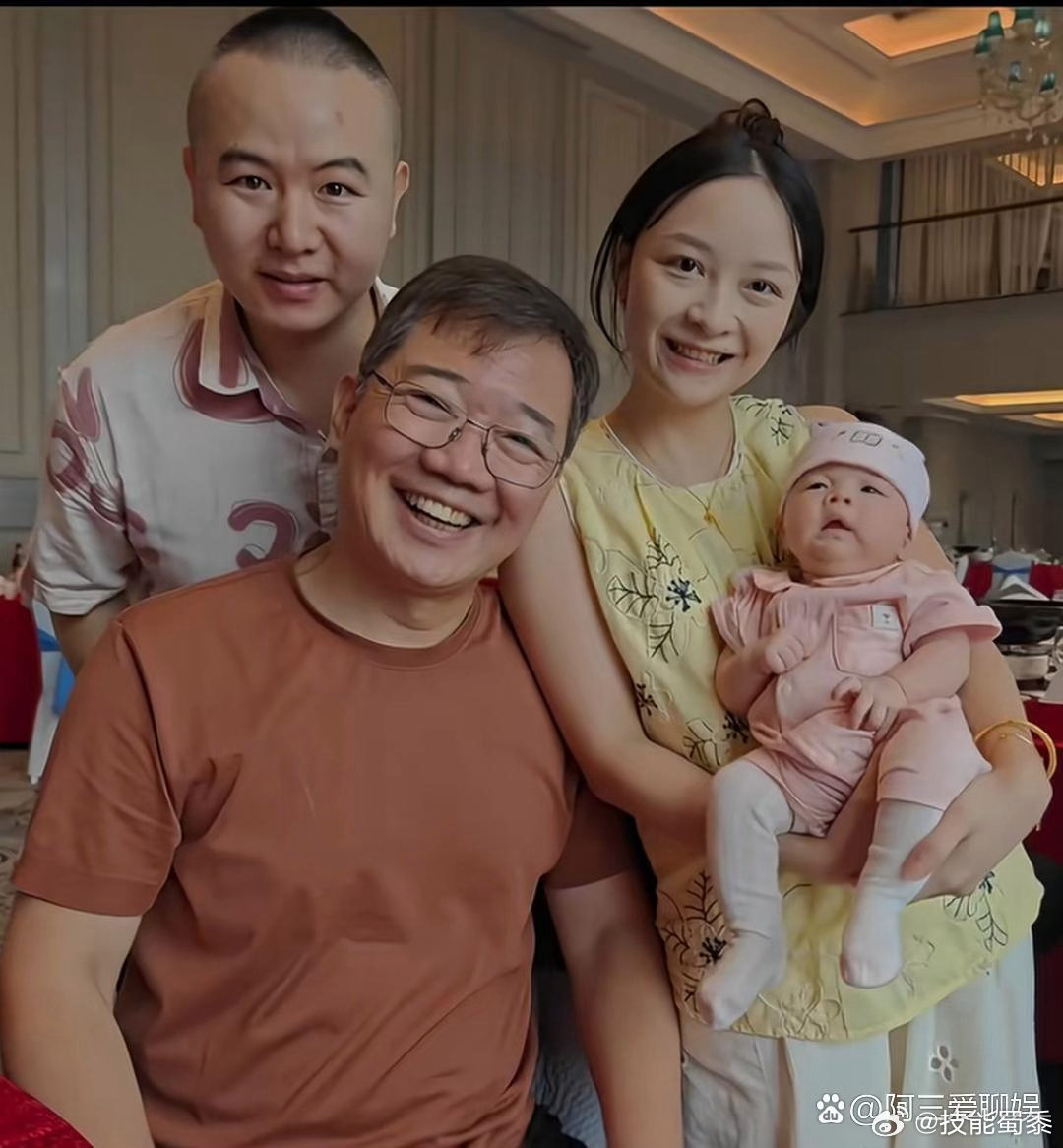 相声演员大兵，58岁当爷爷了，抱着 孙子笑得合不拢嘴，爷孙长得一模一样，基因真是