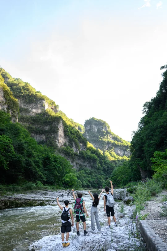“人在光雾山徒步⛰️，有事过两天再说…”