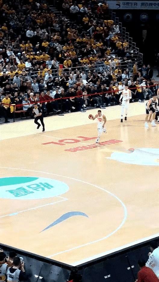 这空篮不进，比周琦那罚球还离谱。
高诗岩这球发生在2023年CBA常规赛，一个大