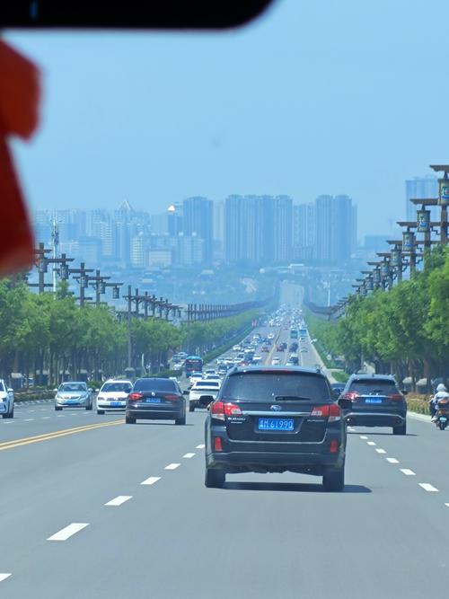 今天初一，堂弟和嫂子没来我家拜年。

早上我还在跟我妈嘀咕，是不是我哪儿得罪他们