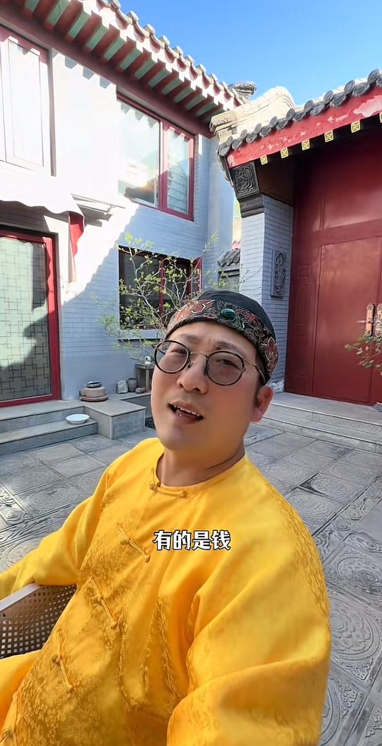 北京威爷，八旗子弟，40出头的年纪，却活成了老北京人最向往的样子。

他住着一套