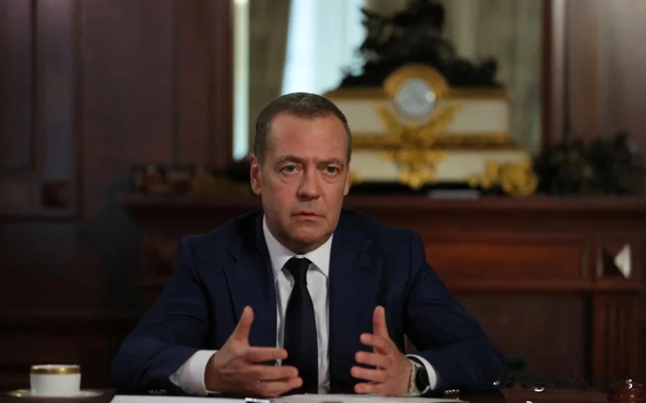 梅德韦杰夫继续使用核威慑手段，很可能是为了转移人们对美国主导的乌克兰和平谈判的注