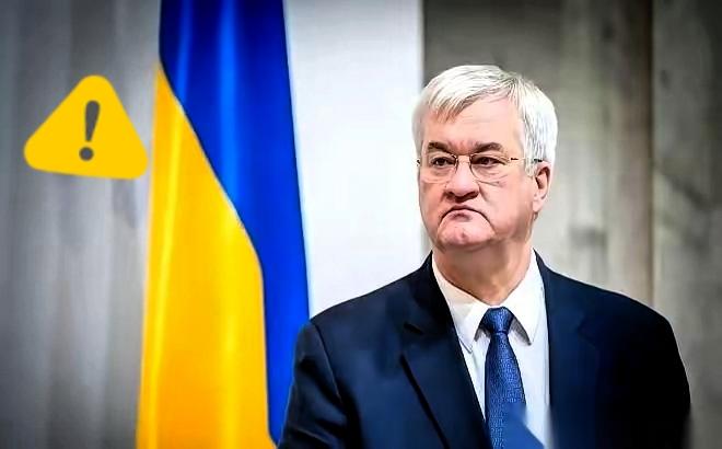 最逗的事儿发生了。
当年掀了我们桌子、抢走45亿美金的那位，现在西装革履地跑回来