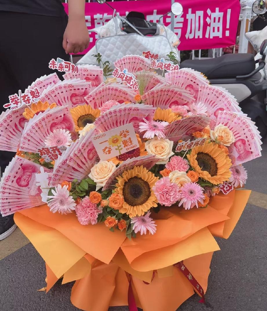 中考结束，家长给孩子准备鲜花。