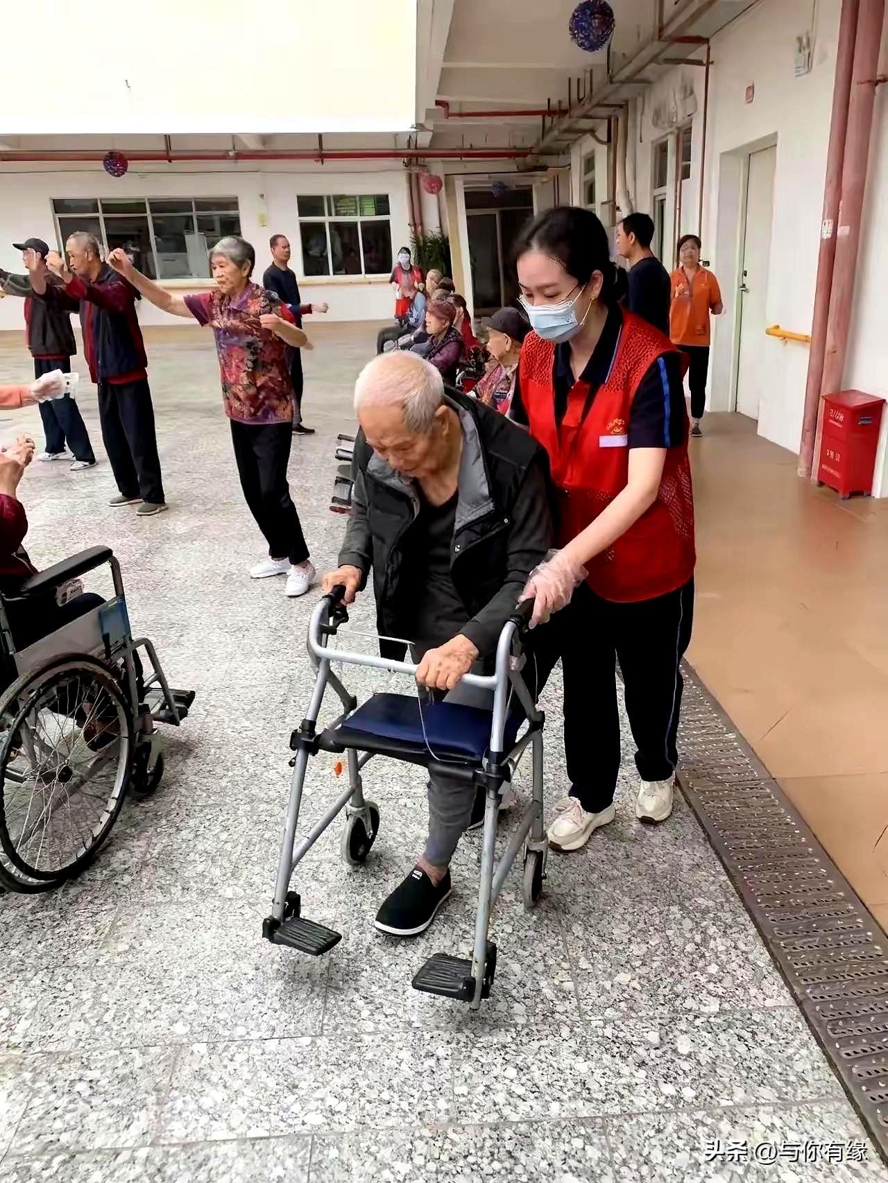 72岁无儿无女的退休老教师，在养老院被护工连扇6巴掌！
老太太没哭没闹，哆嗦着打