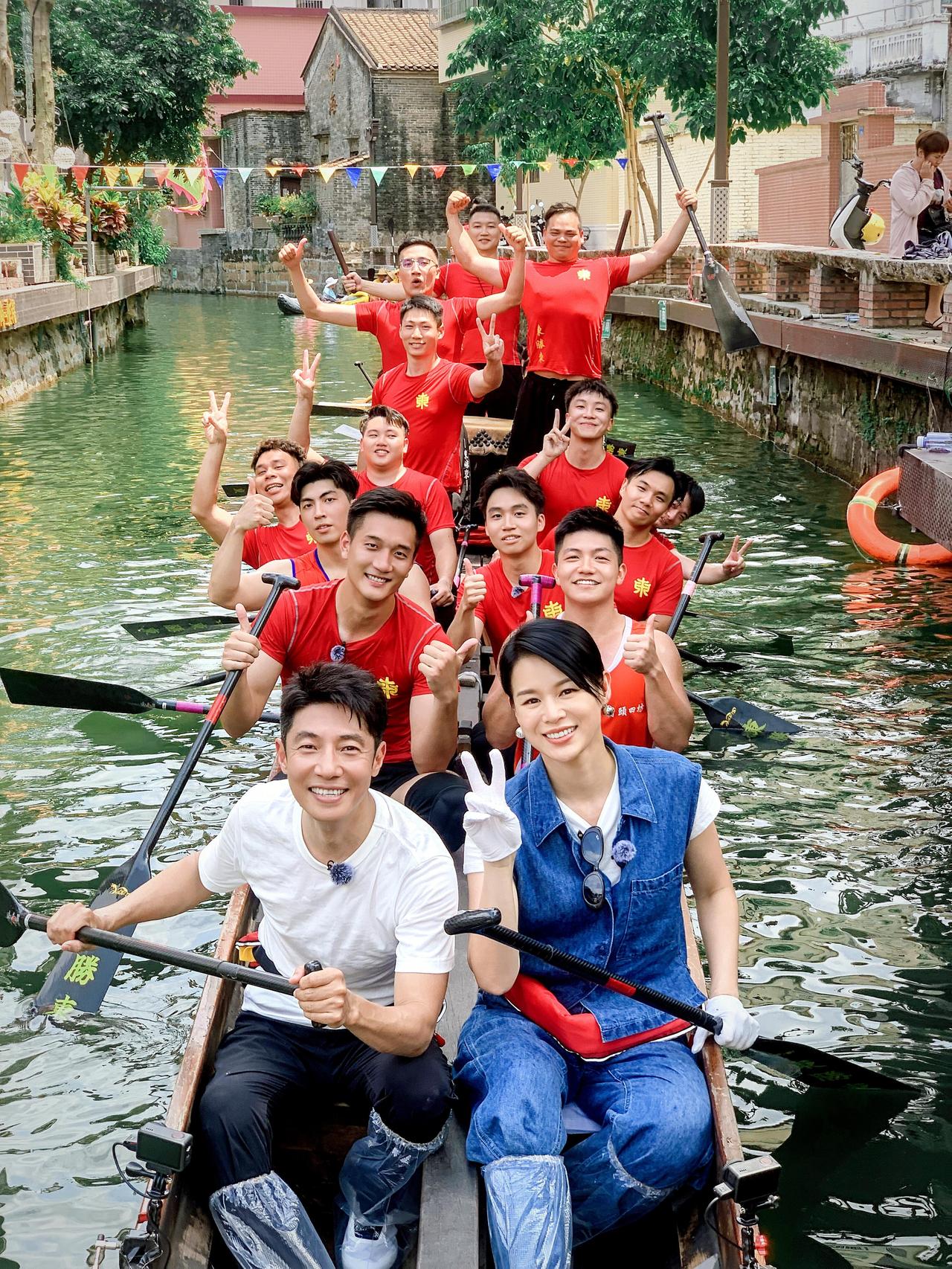 一、专业硬实力：央视“全能台柱”
 
- 学霸底子：北大法学保送，非科班却拿央视