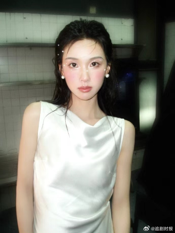 陈都灵珍珠天使妆 陈都灵珍珠天使妆，我说这个陈都灵没成啥了！湿发珍珠妆容，纯净美