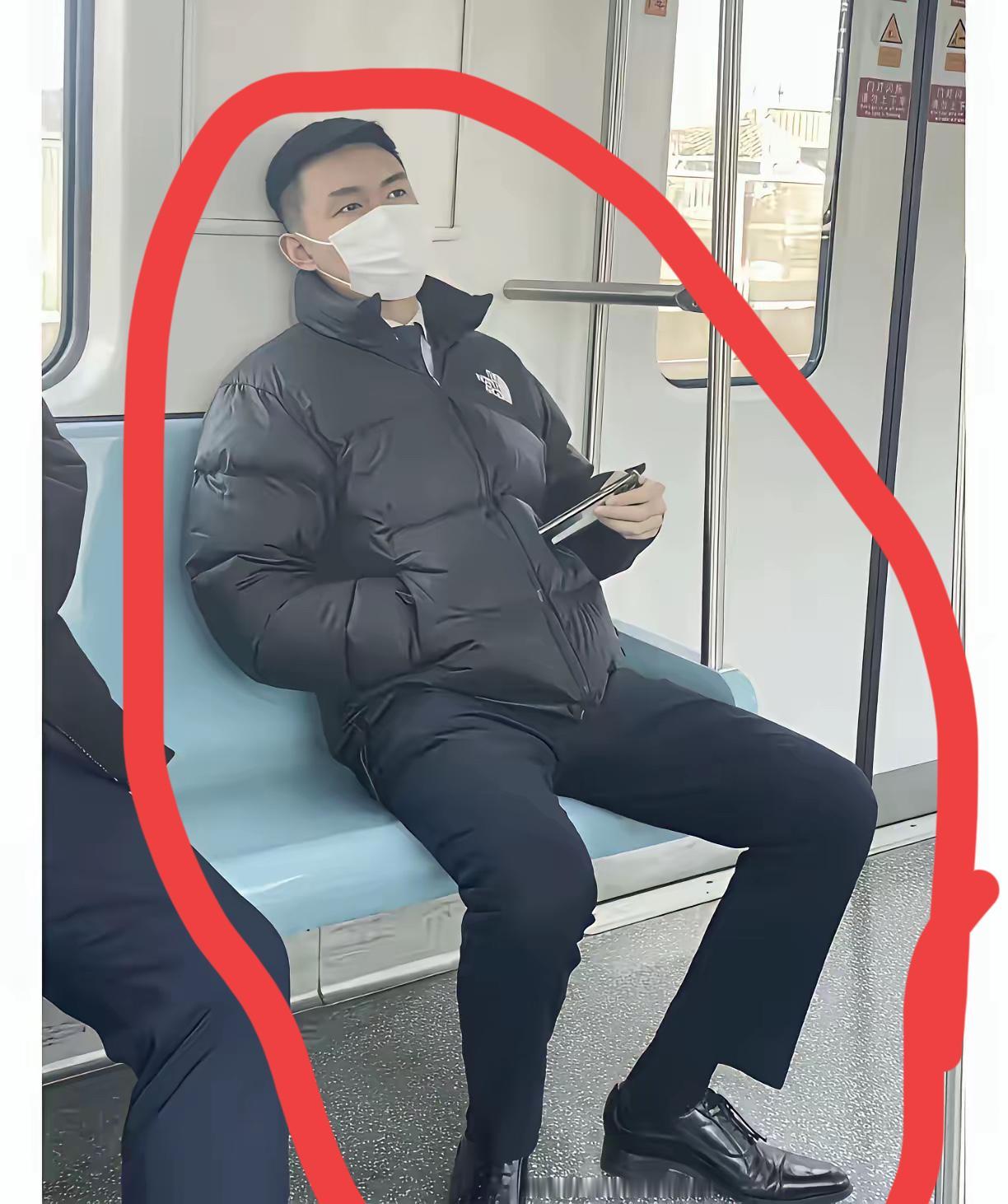 地铁上，突然，发现斜对面坐着一名长相十分帅气的男子！

只见这名男子留着一头利落