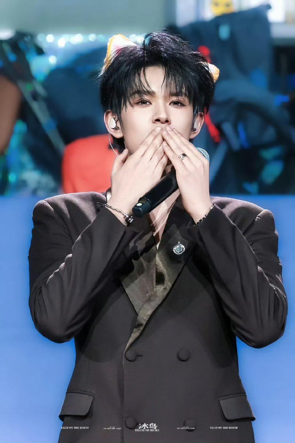 张极丝带领结张极系上领带真的太犯规了！颜值直接拉满，不管什么造型都能完美驾驭，这