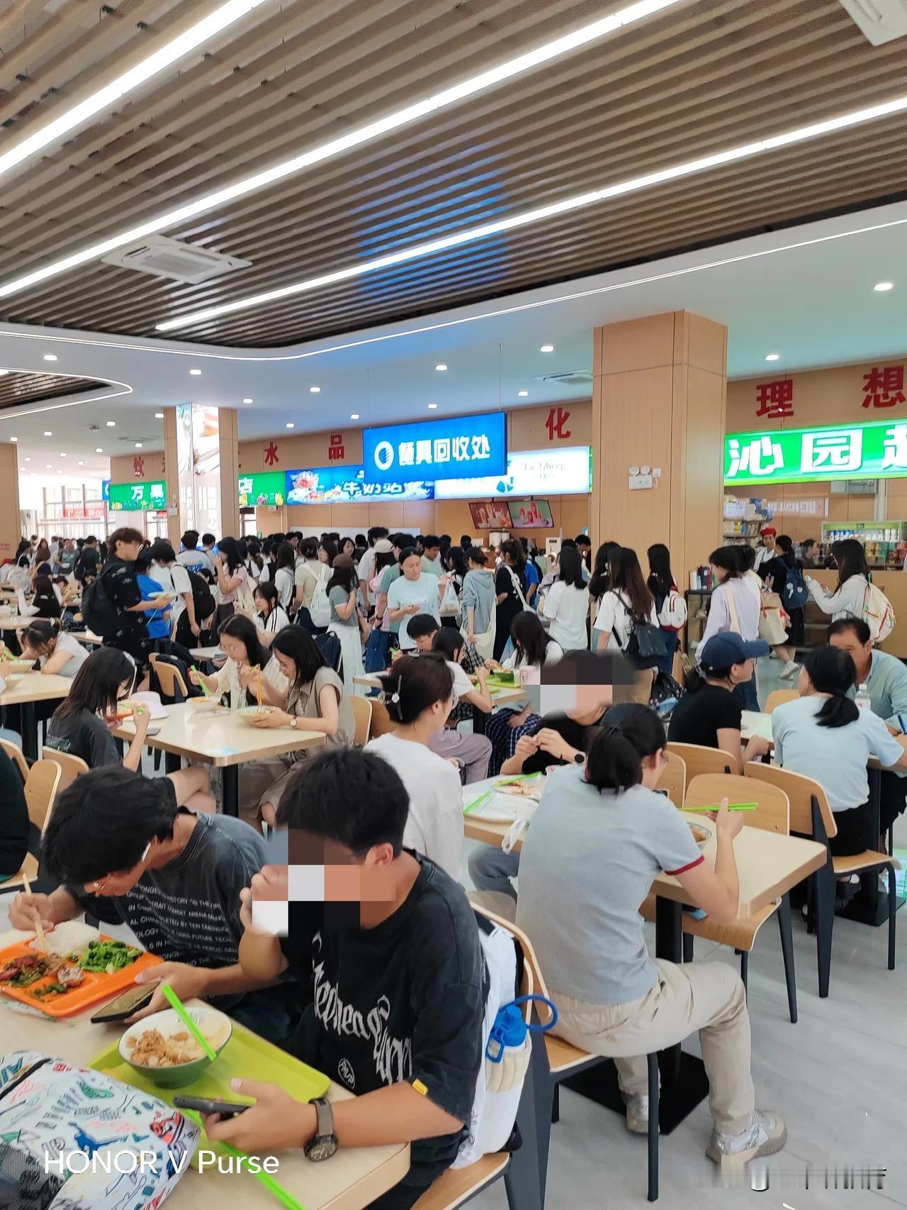 
大学校园内到了饭点真是人山人海，学子们如一片江洋涌入食堂，不一会连站的地方都