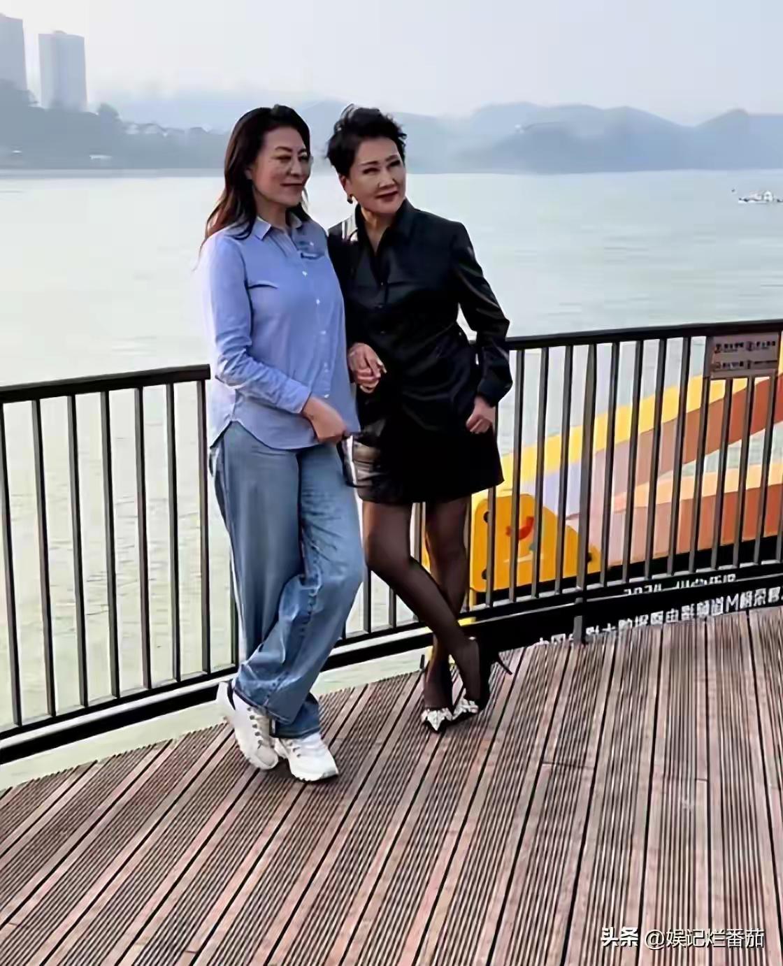 俩位同龄人的对比，同龄人差异 谁更时尚些。