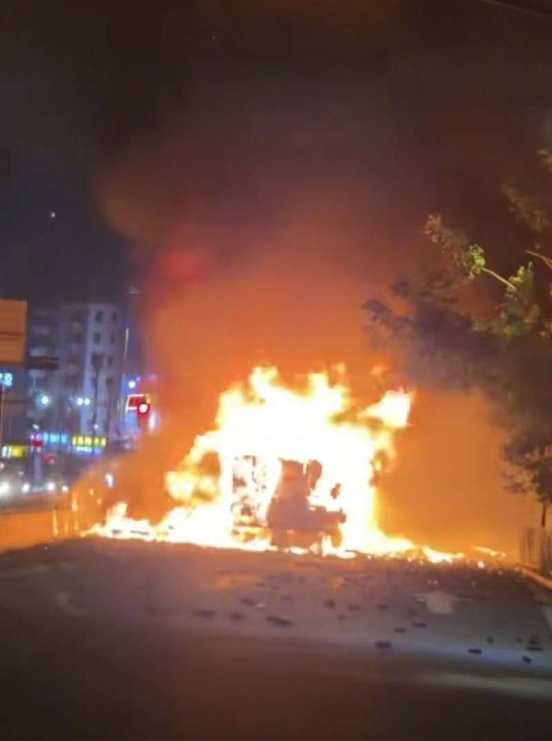 #广州白云一货车起火幸无伤亡#【广州白云一货车夜晚突发火灾，传出爆燃声！明火扑灭