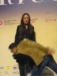 任达华老婆给所有人提了一个醒

老人摔倒乱千万不要随意搀扶。

70岁任达华在地