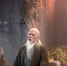 玉女峰血雾未散，岳不群抖剑尖，25具同门还热。
你以为是气剑争？
错，是权力裸泳