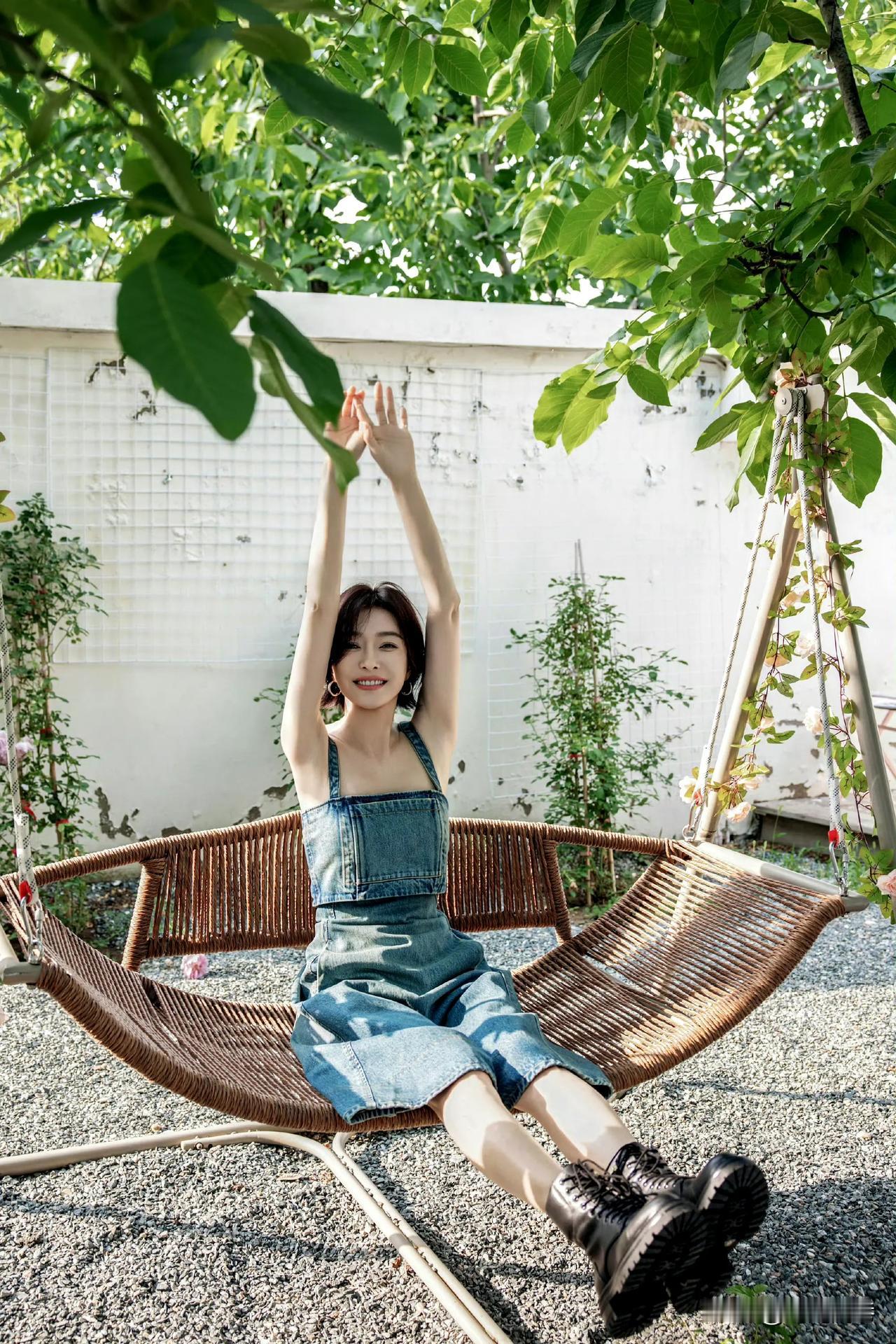 盛夏的绿，热烈而富有生命力。核桃树下的秦岚，快乐的像个孩子。她的笑容和盛夏一样，