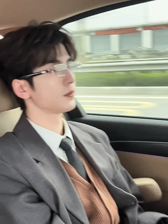 张凌赫金丝眼镜西装造型也太帅了，行走的现偶男主啊！[好喜欢] ​​​