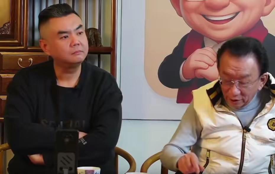 豆包评价相声演员张伯鑫：

他出身相声世家，却在业内口碑两极、争议较多。
一方面