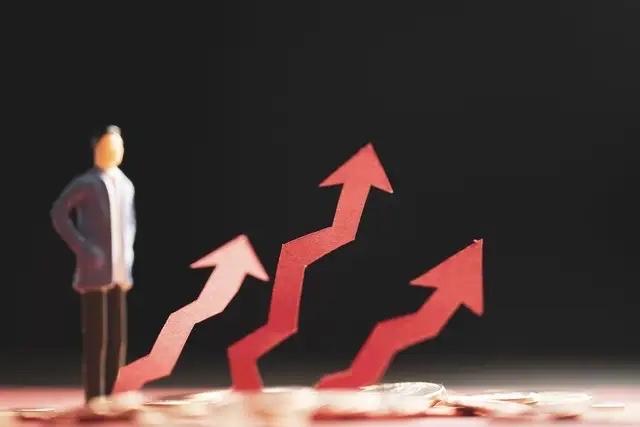 先看技术面，沪指的MACD指标里，DIF是-13.39，DEA是-13.33，虽