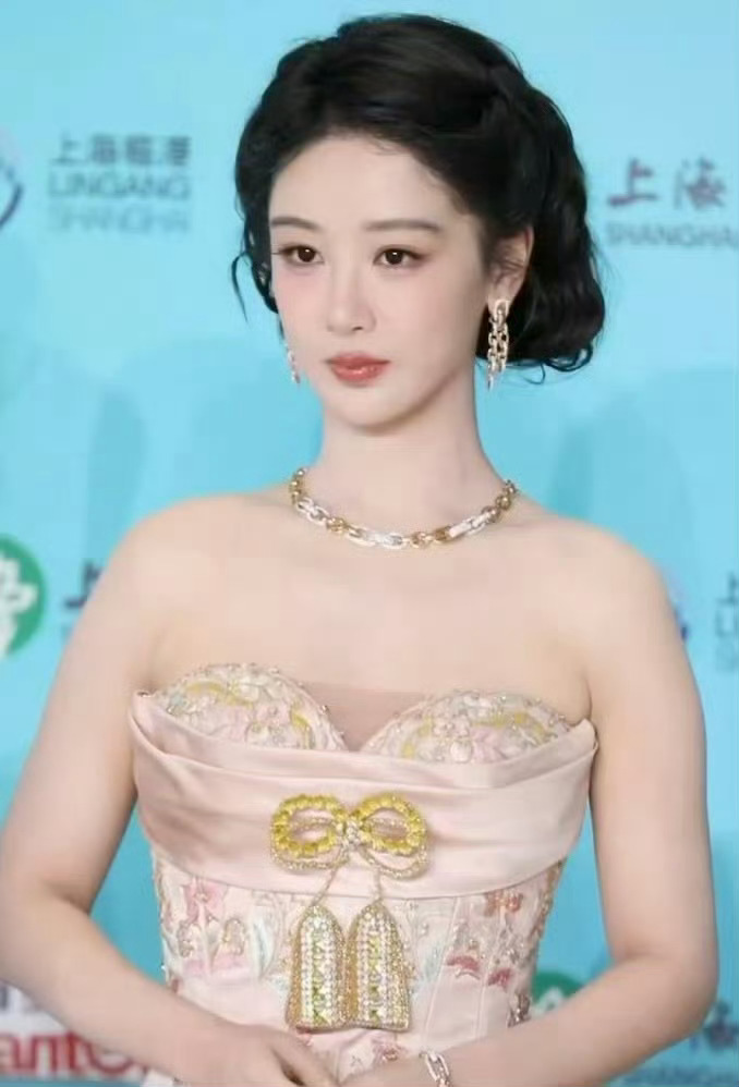 杨紫白玉兰视后此刻激动到说不出完整的话，等这一刻太久太久。高原风雪里沉淀的白菊，