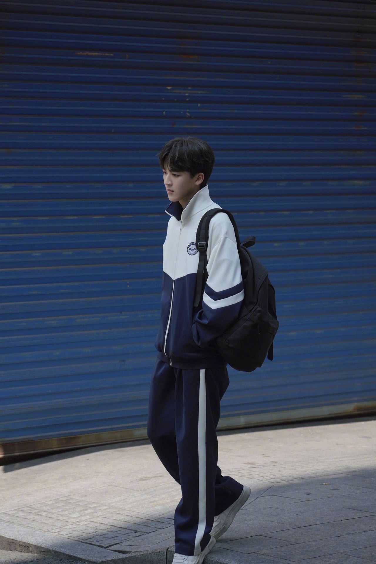 何洛洛 烤肠梦男 今日晒出校园剧角色顾铭夕的校服照，配文“源飞高中的暑假没有薯片
