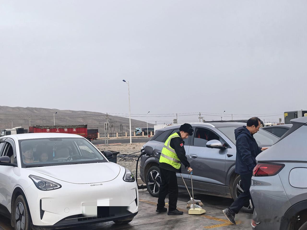 春天的托克逊，杏花很美，返程的小草湖服务区充电桩很火～虽然电价1块9毛1，但大家