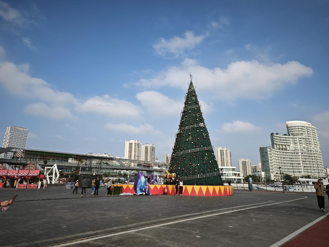 分享一下你随手拍下的照片城市的角落藏着冬日惊喜，这棵巨型圣诞树伫立在广场中央，与