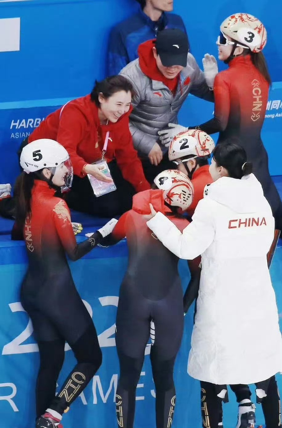 中国短道速滑队2金2银4铜收官 中国短道速滑队在本次赛事中表现出色，以2金2银4