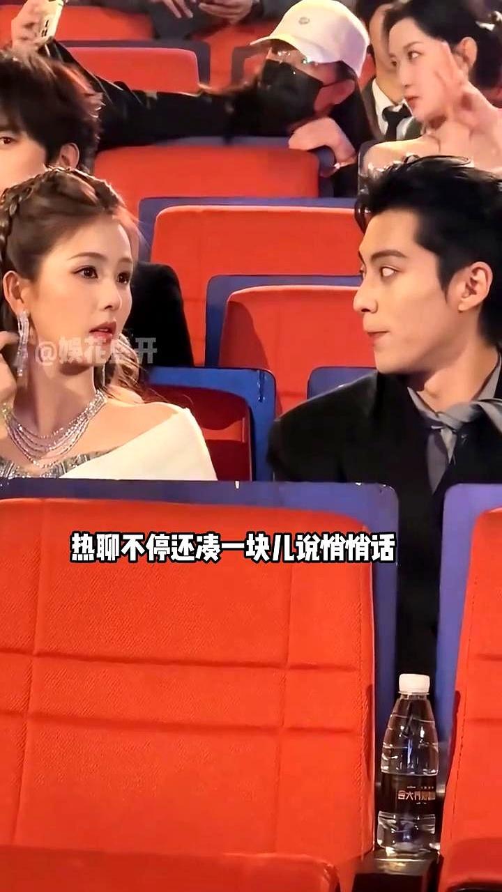 白鹿扭头不看张凌赫那一下，真绝了。转脸却追着王鹤棣跨过几排座位，也要凑过去说悄悄