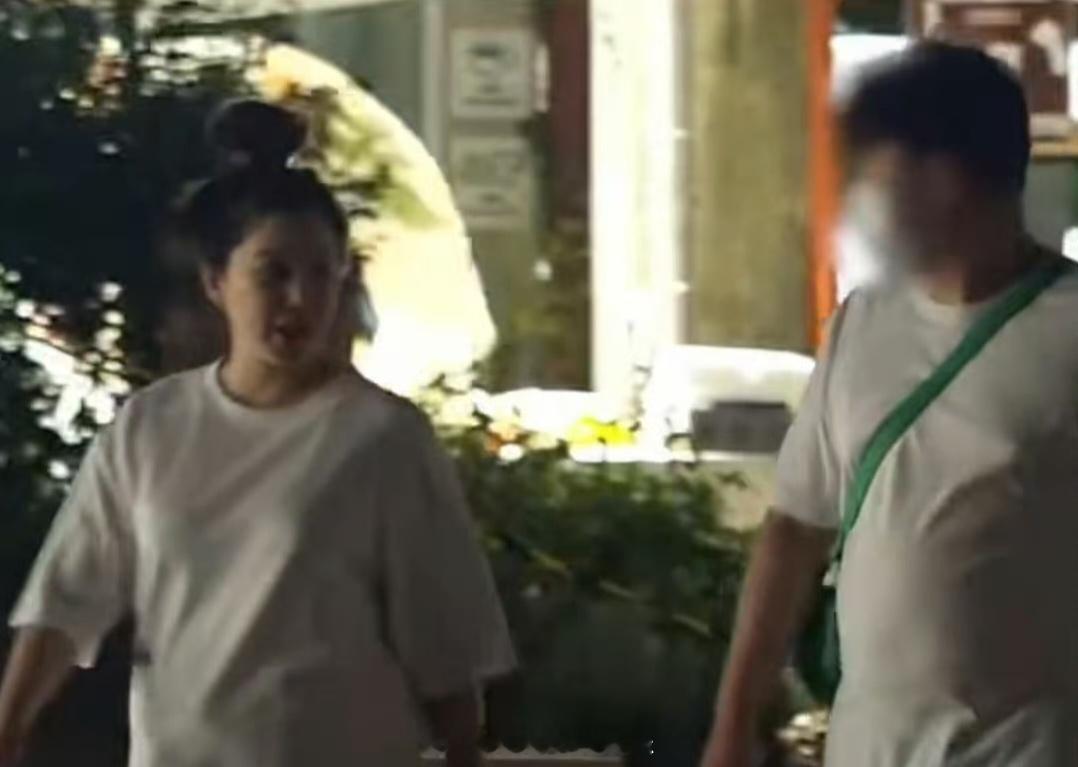 阚清子孕晚期和老公散步来看看状态 ​​​