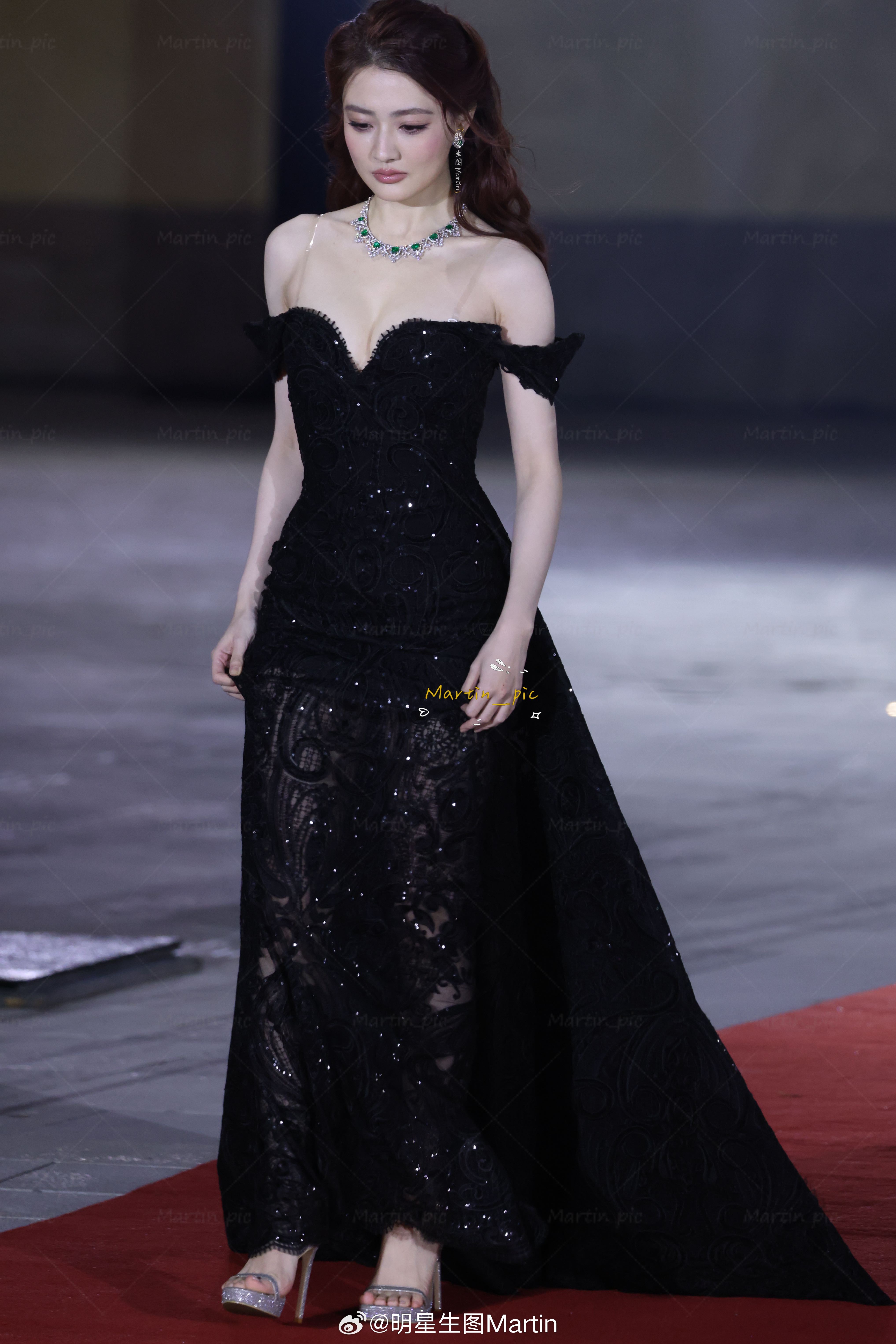 徐璐 徐璐濮院高定时装周生图黑色抹胸裙，姐姐好绝的身材濮院高定时装周