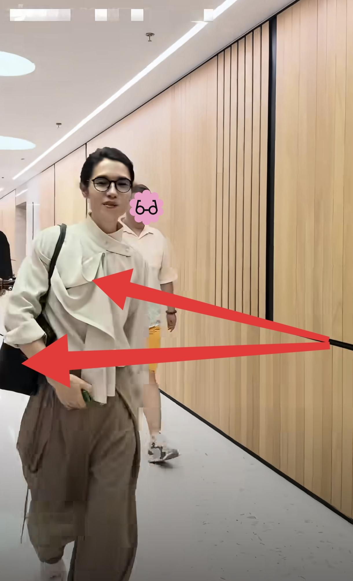 上次是孙楠，
这次是李行亮，
这些男歌手们人到中年，身材不发福，而是变得有“姨”