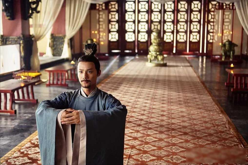 一箭穿双雕，收复安南全境，打得南诏不敢过境，手握七万淮南精兵——朝廷指着他平黄巢