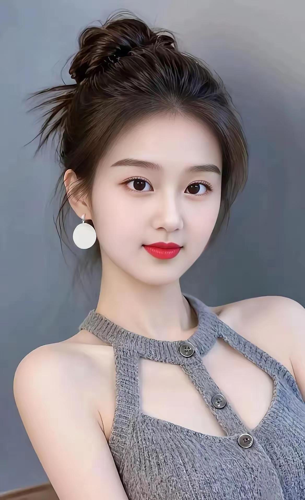 甜美少女风，灰色针织背心搭配优雅耳环，轻松打造时尚气息！💕