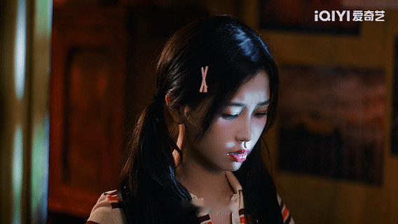 双轨 窗户纸文学 双向动心却不肯说破的拉扯感太绝！一句软乎乎的话、一次不经意的靠