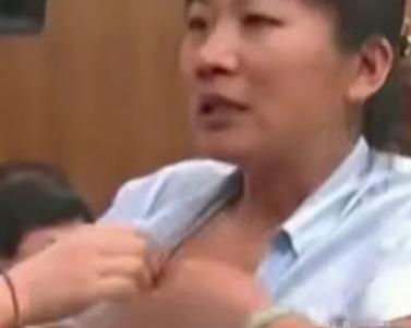 2019年，在北京，一名女子被丈夫和4个哥哥告上法庭，庭审现场她敞开衣襟，露出乳