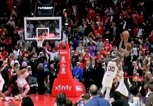 杜兰特11中1，但太阳根本不敢让他歇。
关键时刻命中率48.3%，联盟第一。
出