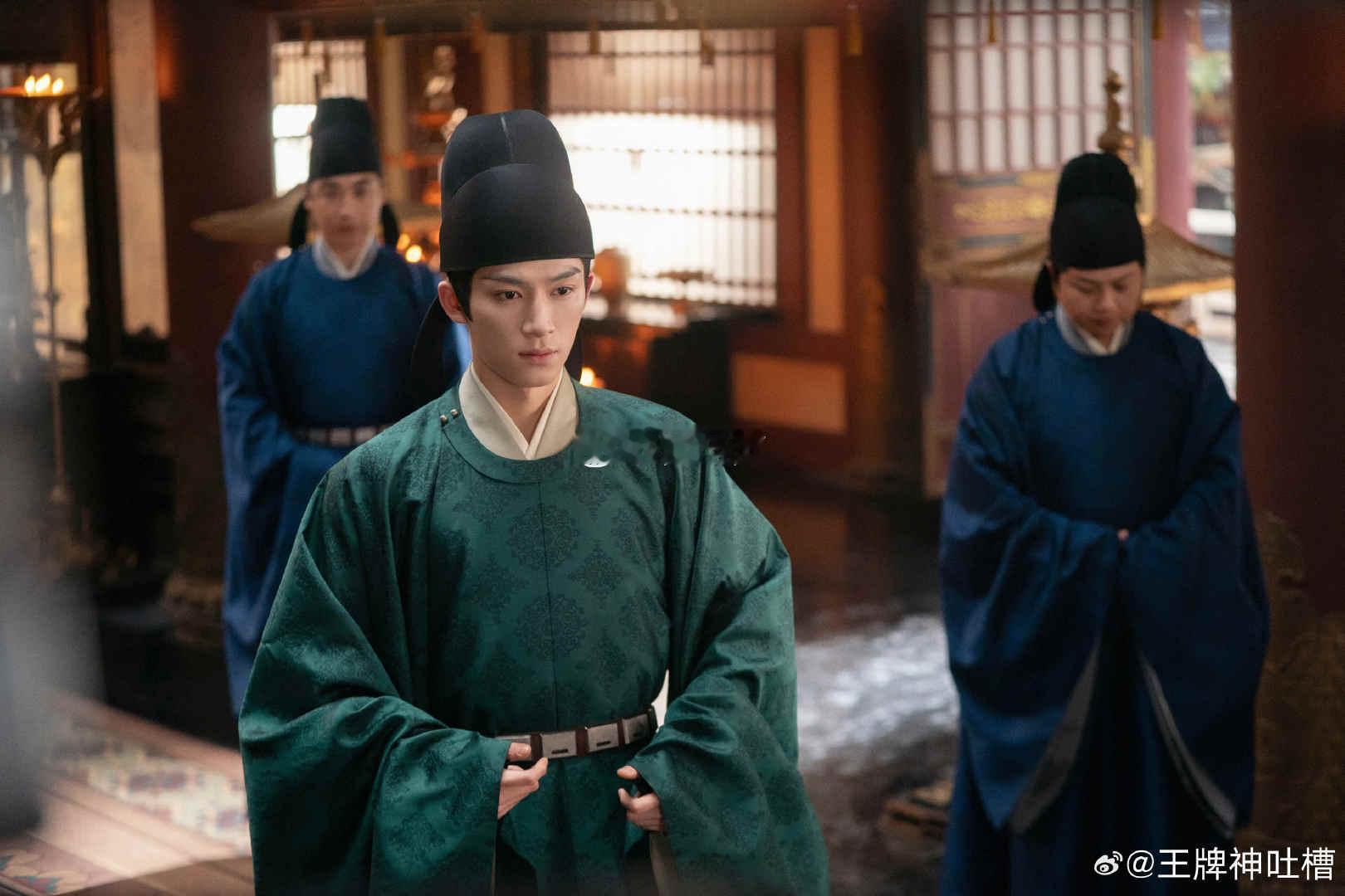 王星越古装白发 一抬眼一驻足皆是仙气，王星越的白发古装自带滤镜，清冷感扑面而来，