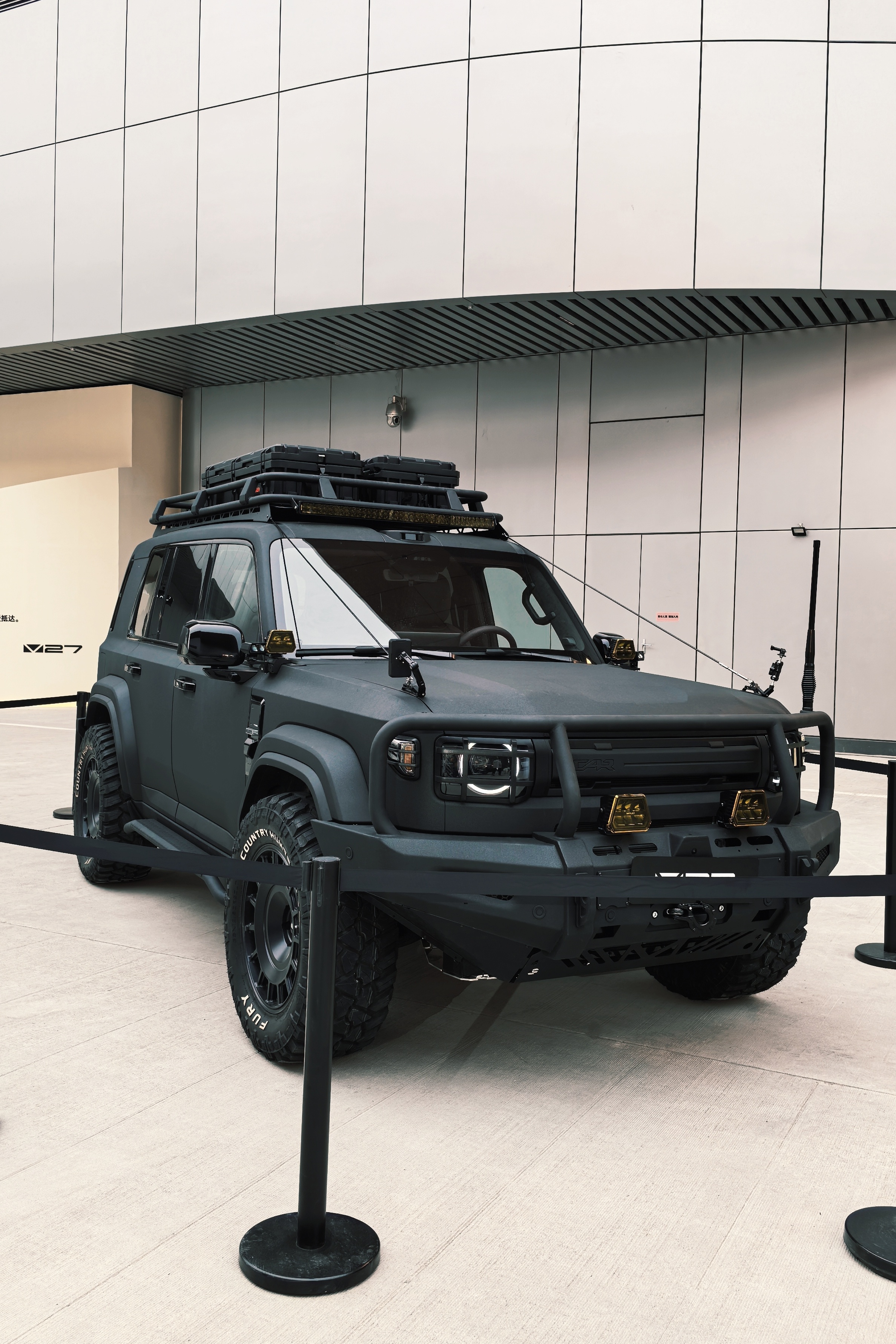 改装的这台iCAR V27是不是巨帅无比？整车喷涂装甲漆，粗犷的行李架和爬梯，夸