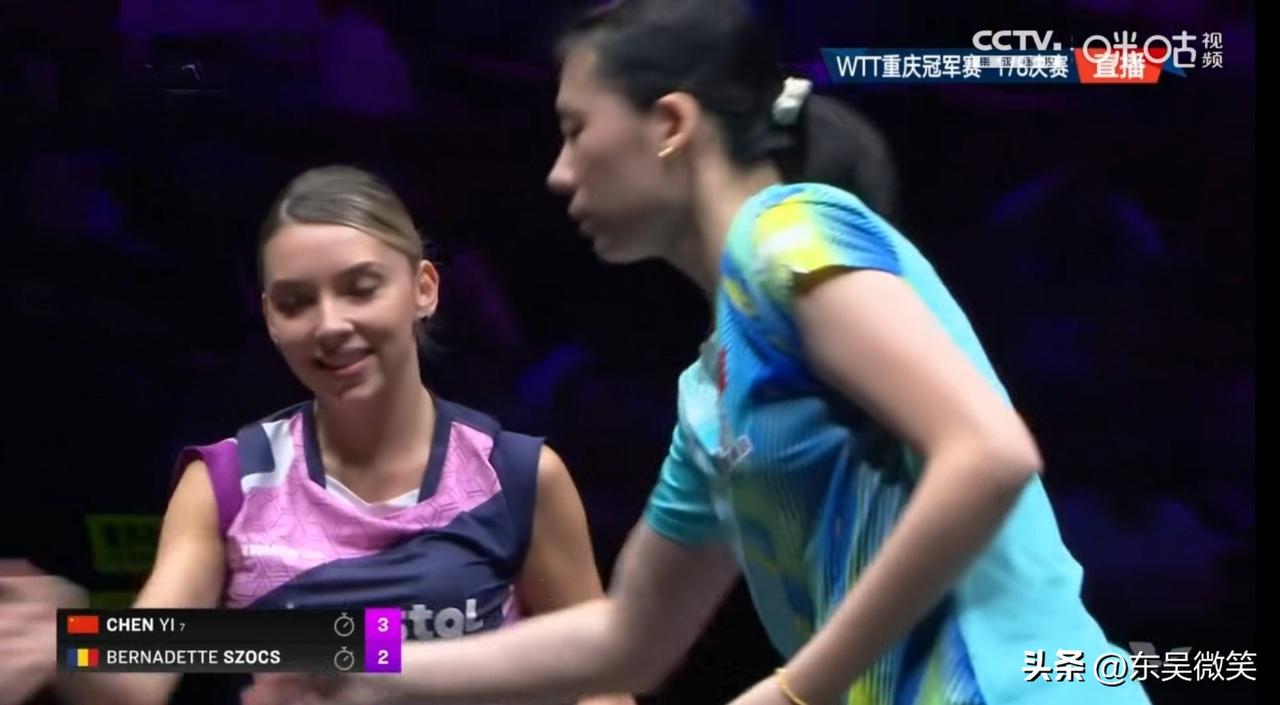 索克斯虽然输掉了比赛，但还是开心与陈熠握手。
索克斯应该是最漂亮的外协选手了吧。