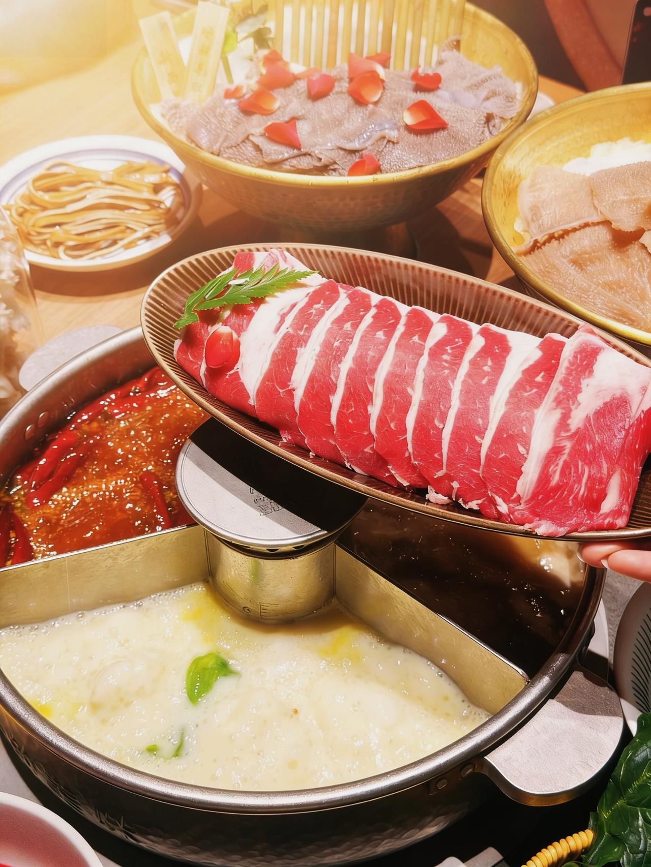 巴奴毛肚火锅咸阳首店今天在秦都万达4楼开业啦！

强烈推荐他家招牌毛肚，脆嫩弹牙