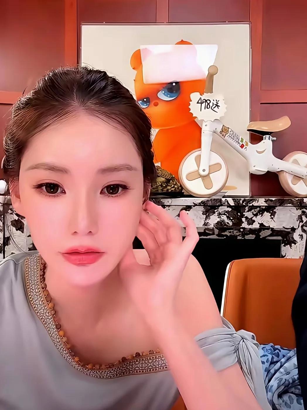 看过一点她的直播，只觉得这人真的情商很高，很聪明的一个女孩子，不矫情，不拧巴，确