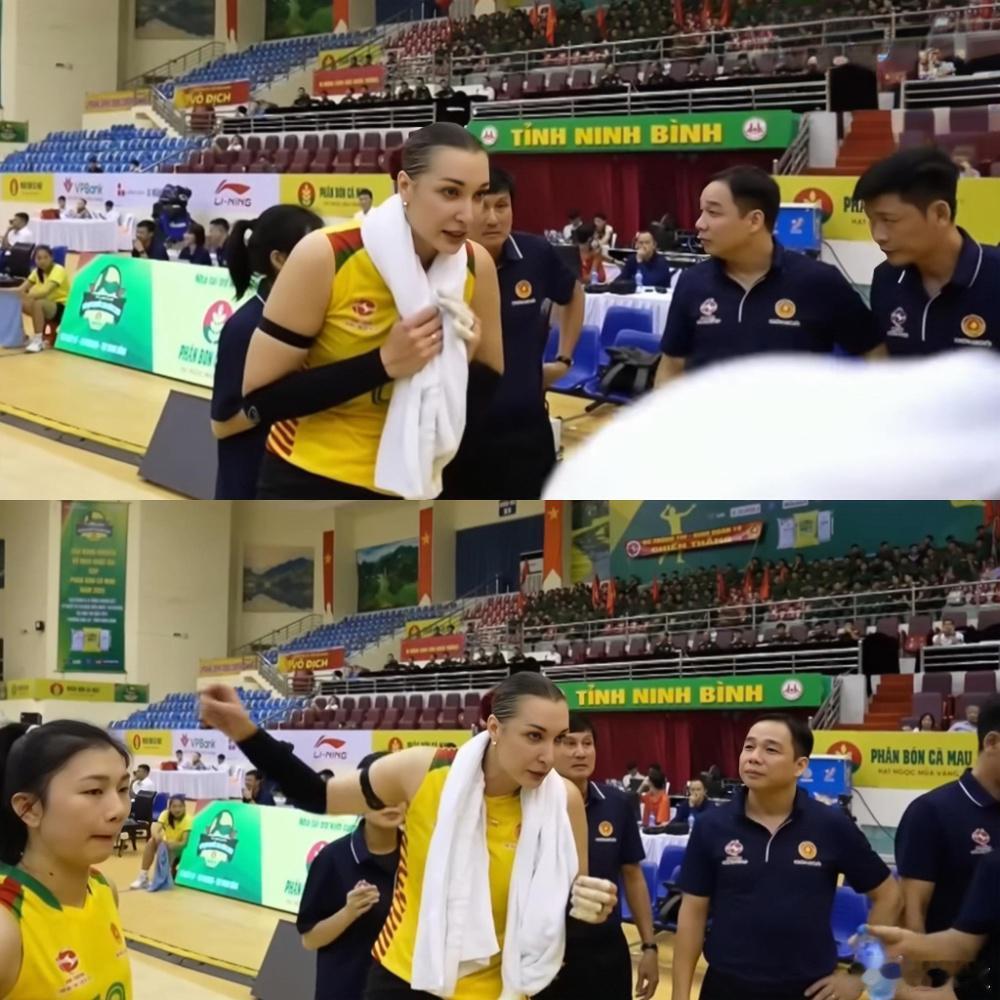 国际排坛动态上海光明优倍女排沃龙科娃这是一工多打，暂停的时候在给队友“指导”，她