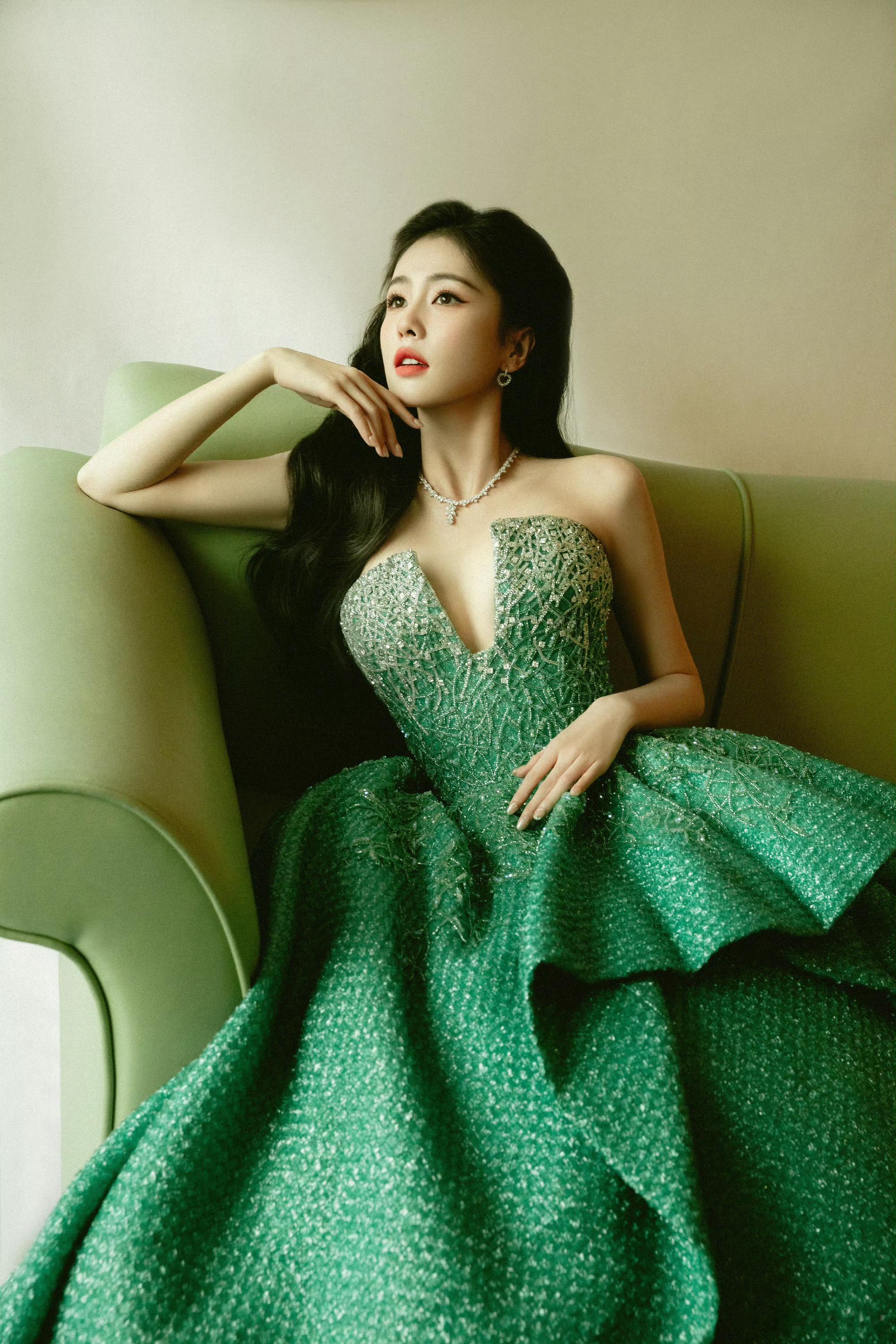 #白鹿裙摆好大#白鹿美貌鲨我[打call][打call][打call]今天穿着绿