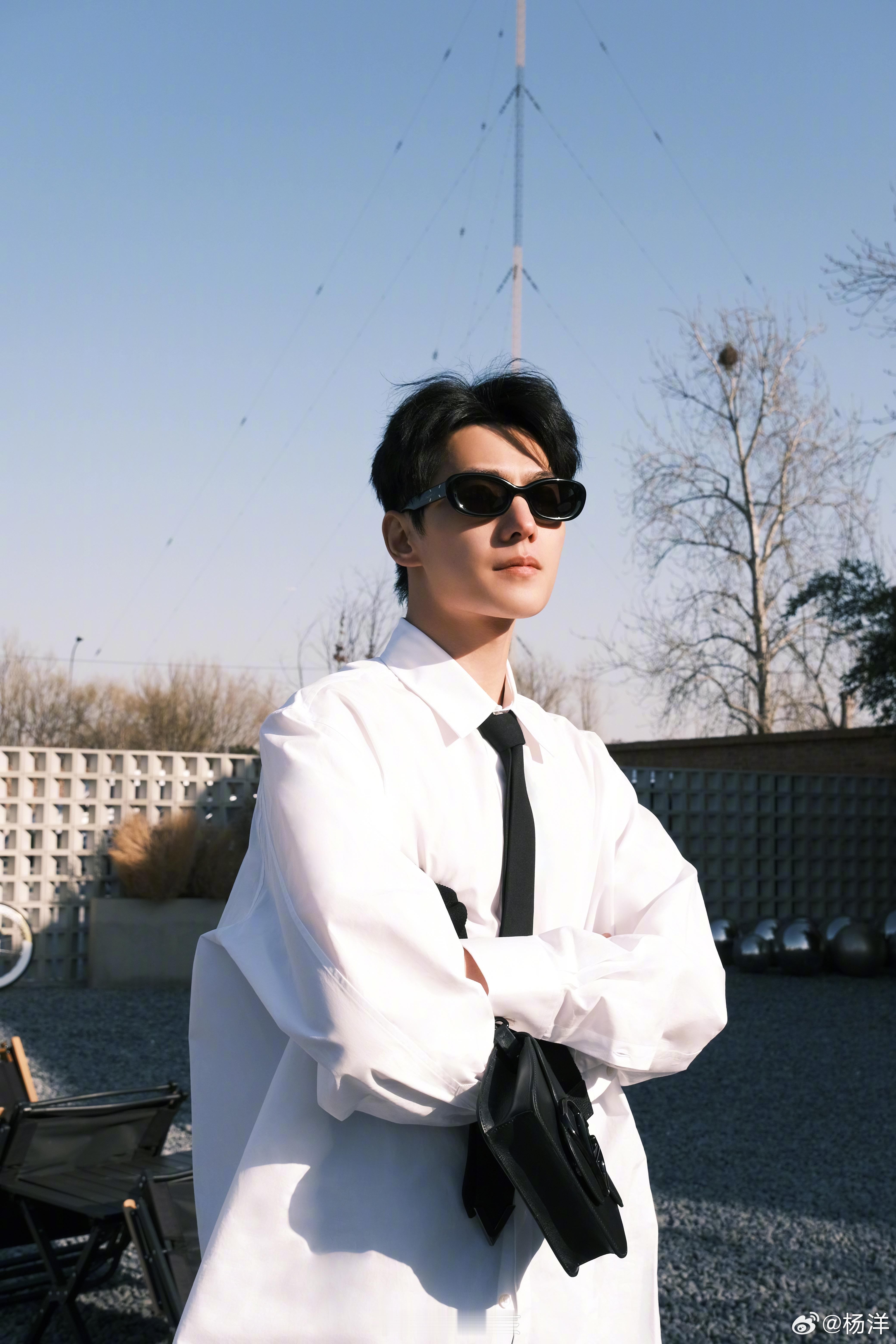 #杨洋围炉煮茶氛围感# 杨洋这组男大风拉满，白衬黑领带，好阳光！#杨洋白衬黑领带