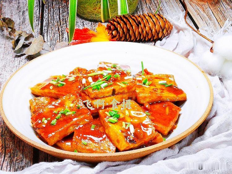 老豆腐切厚块，淡盐水浸泡十分钟防碎。热油煎至两面微黄盛出，爆香葱姜干辣椒，加生抽