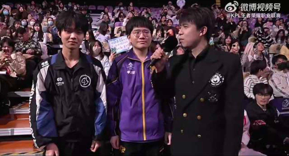 这两位是得罪发型师了吗？ 